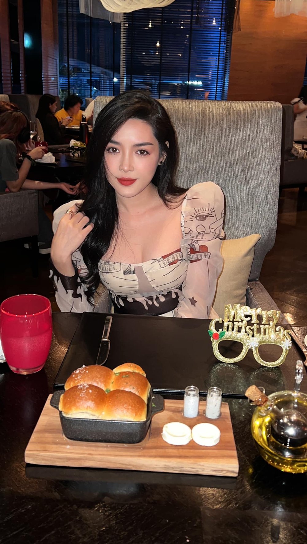 Hot girl phẫu thuật thẩm mỹ Vũ Thanh Quỳnh sau 8 năm “đập đi xây lại”: Sự nghiệp rực rỡ, nhan sắc lên hương nhưng vẫn lẻ bóng