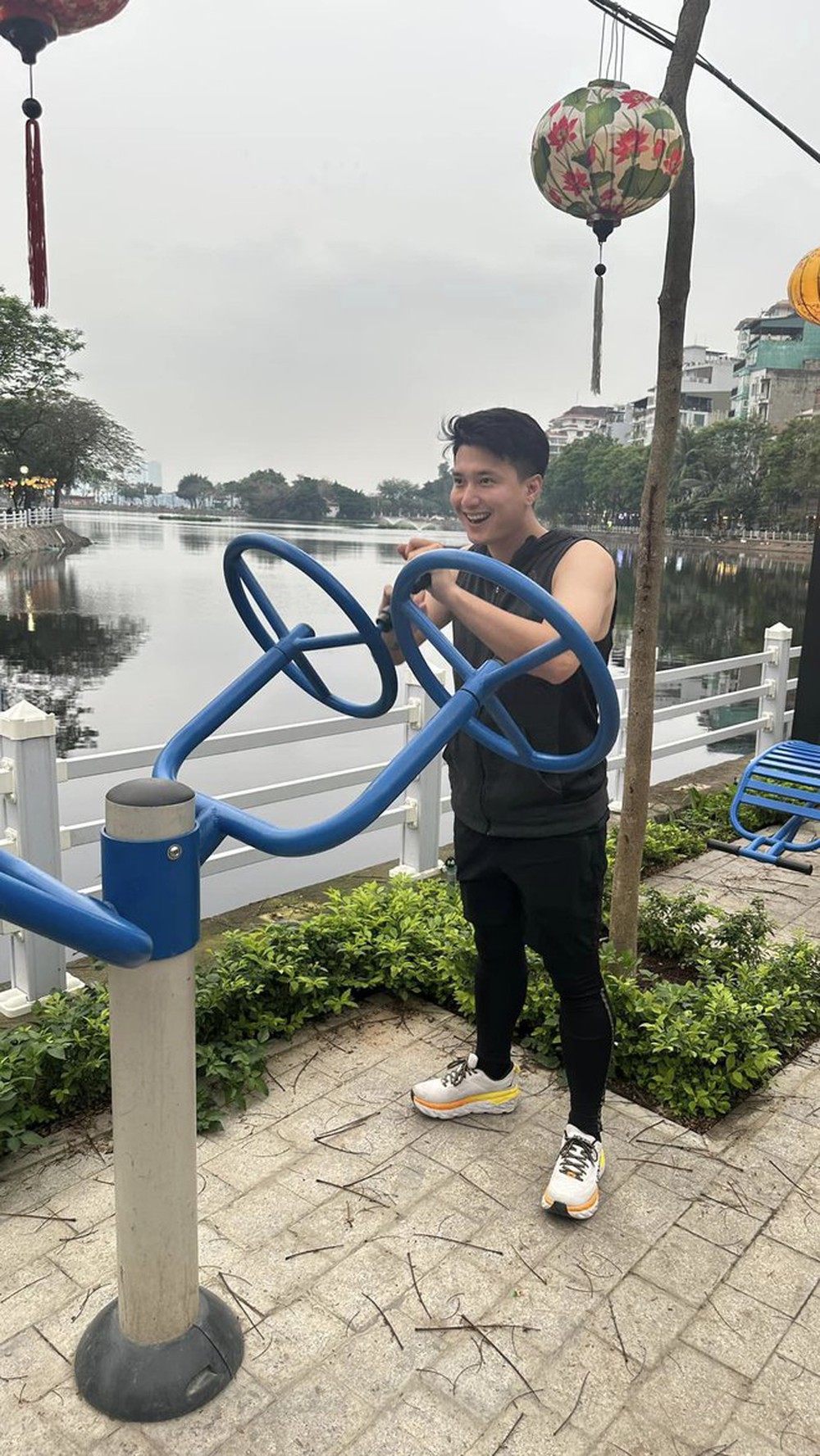 Bạn gái hơn 6 tuổi chụp ảnh cho Huỳnh Anh: Nháy mấy kiểu mà “bay” luôn nhan sắc hot boy!