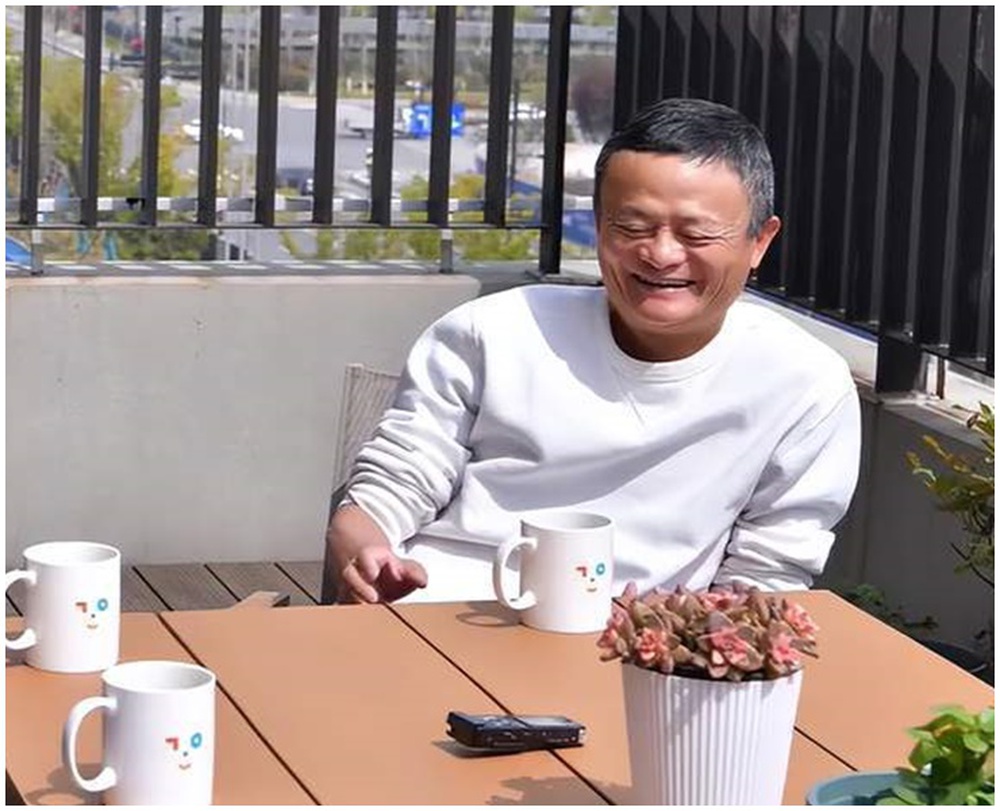  Tái xuất sau 1 năm ‘ở ẩn, tỷ phú Jack Ma gây chú ý với diện mạo giản dị và đôi giày vải: Càng giàu có, càng ít phô trương?  - Ảnh 2.