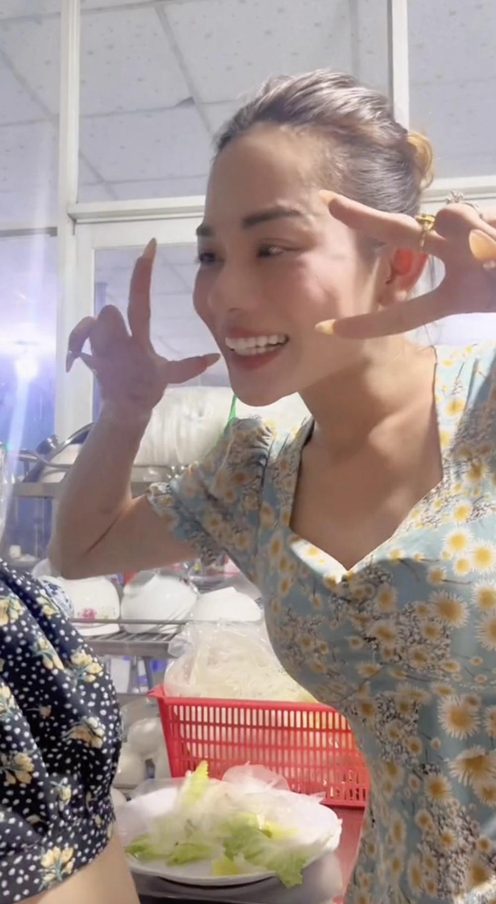 Thí sinh Hoa hậu chuyển giới về quê bưng hủ tiếu, soi body qua cam thường thấy nét căng