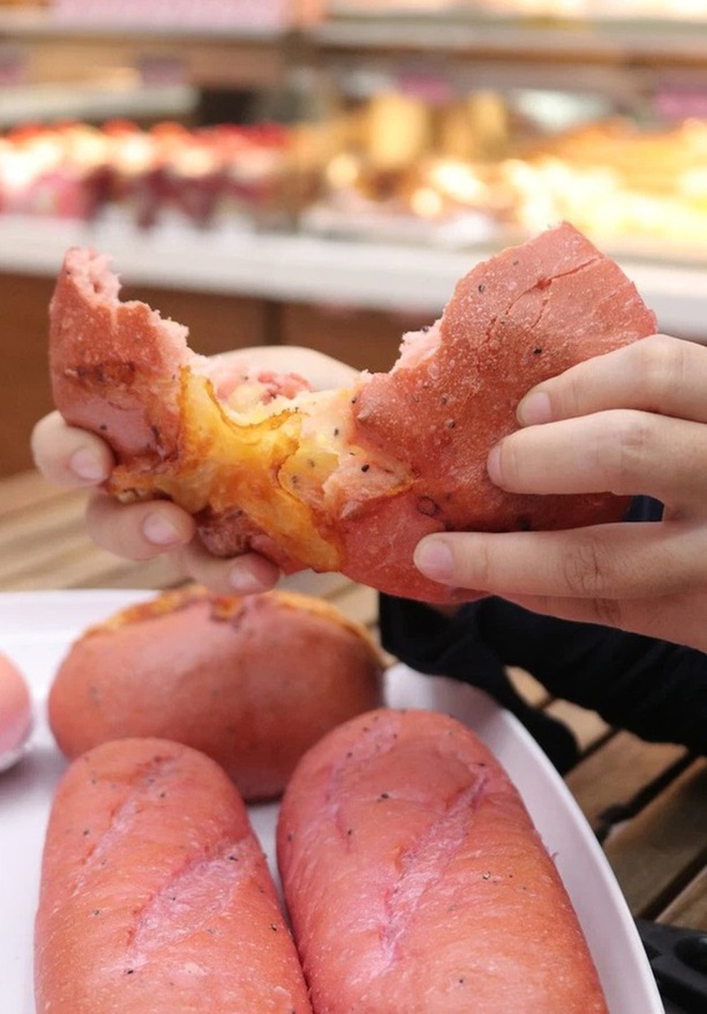 Những hàng bánh mì Việt Nam từng xuất hiện trên truyền thông quốc tế, được du khách hết lời khen ngợi