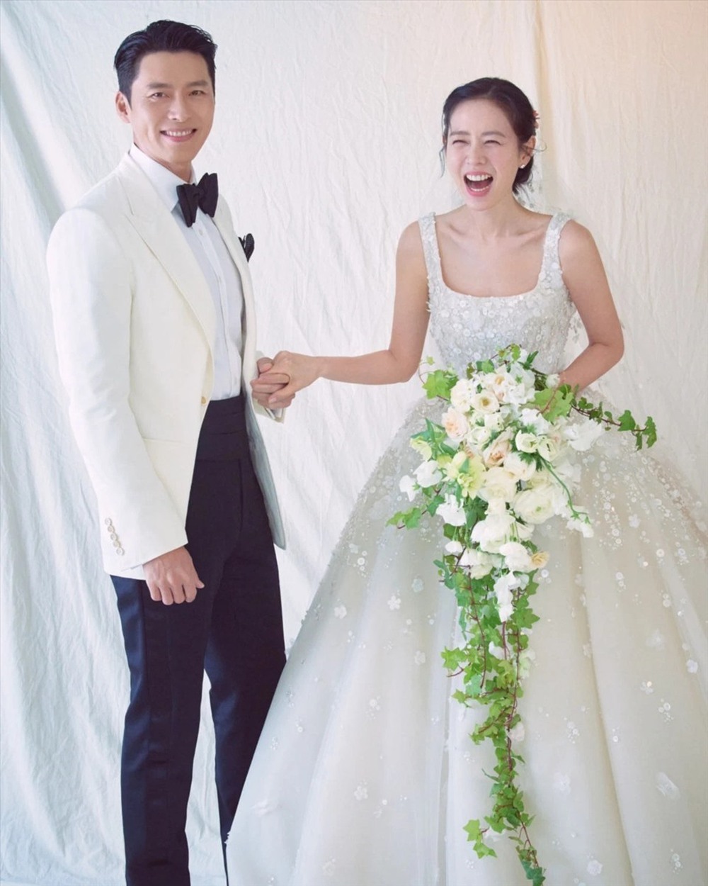 Hyun Bin - Son Ye Jin khoe hình kỷ niệm 1 năm ngày cưới, nhan sắc mẹ 1 con của nữ diễn viên gây sốt - Ảnh 2.