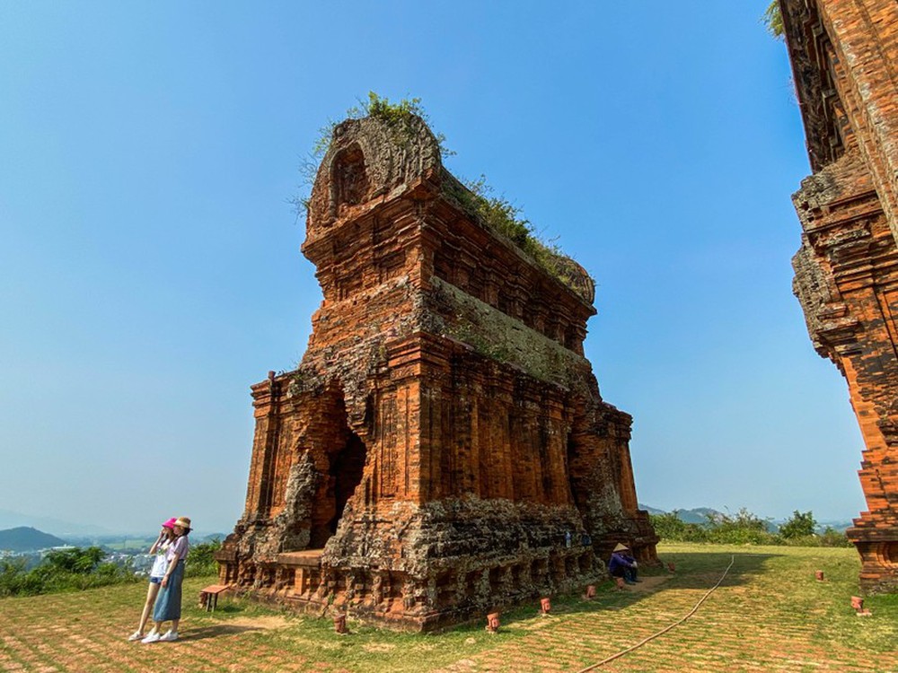 Chiêm ngưỡng vẻ đẹp cổ kính của Tháp Bánh Ít giữa lòng Bình Định - Ảnh 22.