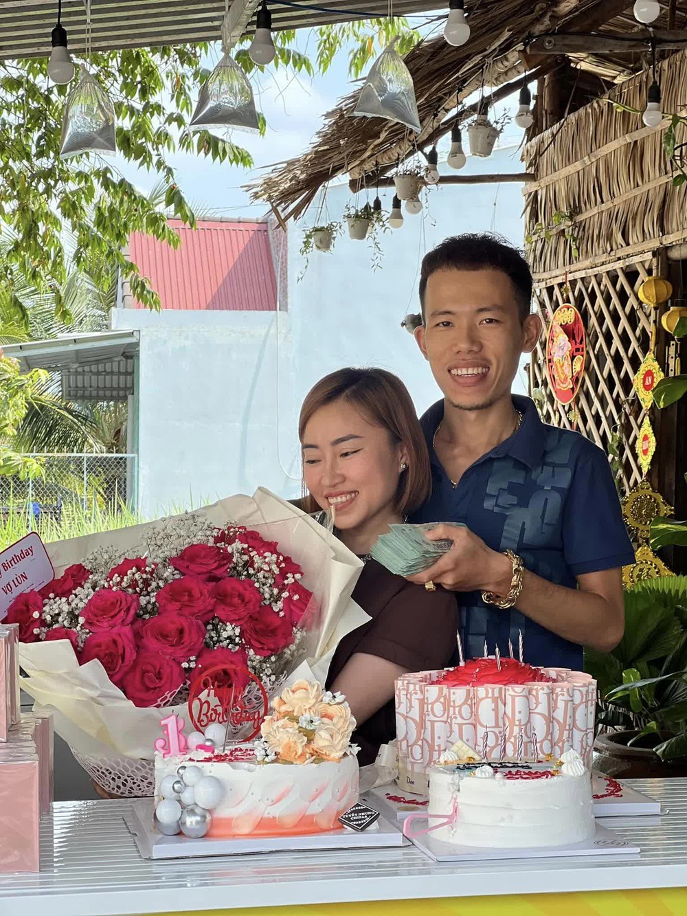 Cô chủ tiệm bánh tráng “chờ” 19 năm để cưới bạn học, 31 tuổi tự sắm 11 cây vàng, tậu nhà báo ơn mẹ chồng