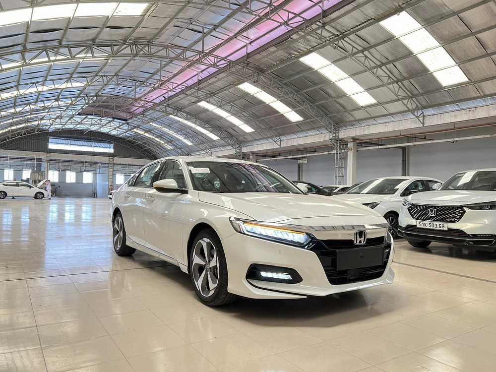 Honda Accord giảm giá 140 triệu đồng tại đại lý: Rẻ ngang bản thấp của Camry nhưng vẫn khó bán - Ảnh 2.