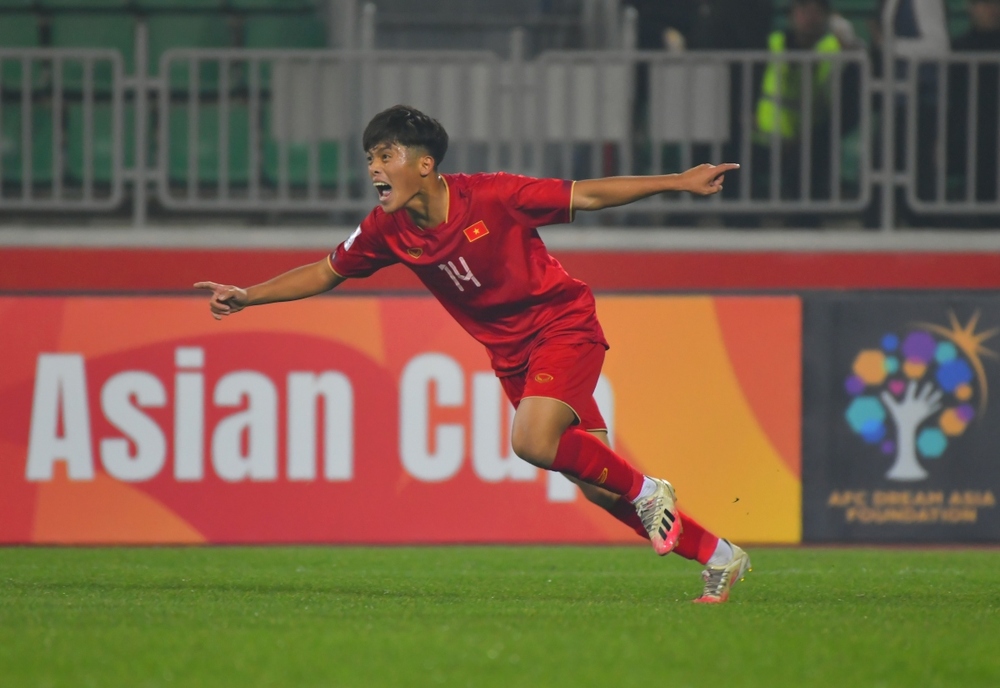 Văn Trường tái hiện siêu phẩm của Công Vinh, U20 Việt Nam gieo sầu cho U20 Qatar - Ảnh 1.