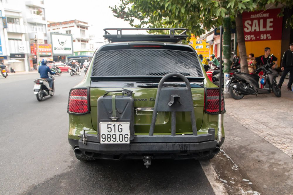 Người có tiền độ xe cũng khác: Ông Đặng Lê Nguyên Vũ mang hẳn Porsche Cayenne đời 2009 đi độ phong cách nhà binh - Ảnh 10.