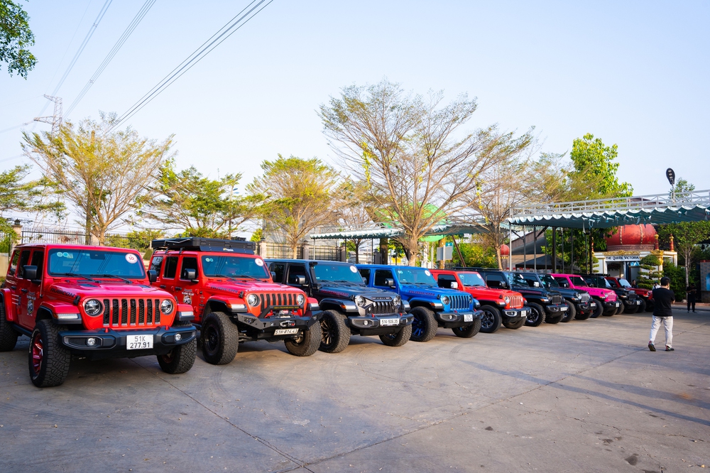 Đoàn xe Jeep phá đảo cung đường TP.HCM - Đà Lạt: Đi trên đồi núi dễ như trên quốc lộ - Ảnh 1.