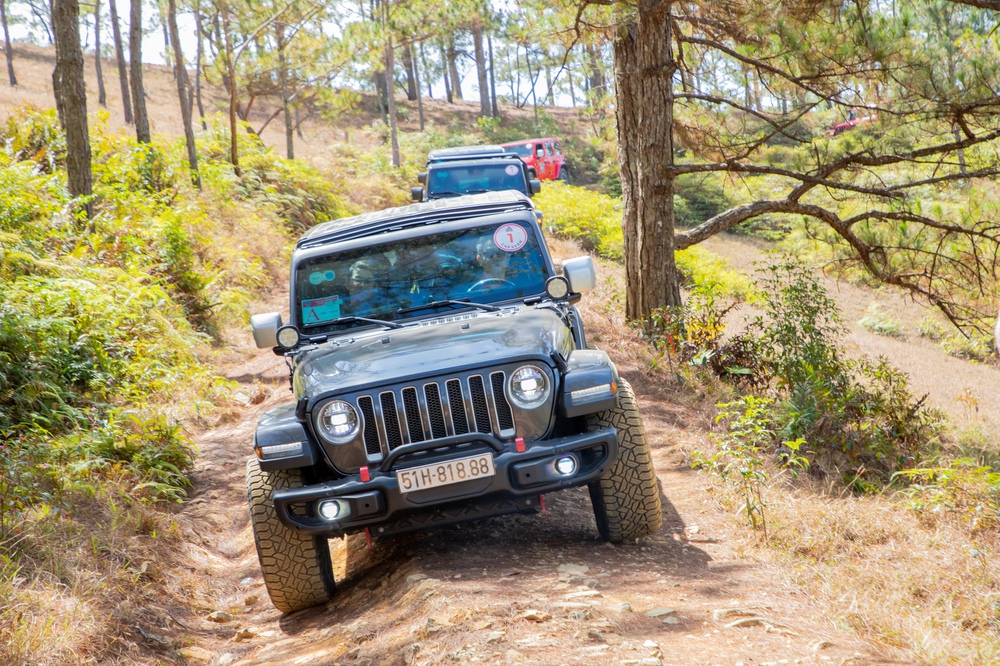 Đoàn xe Jeep phá đảo cung đường TP.HCM - Đà Lạt: Đi trên đồi núi dễ như trên quốc lộ - Ảnh 8.