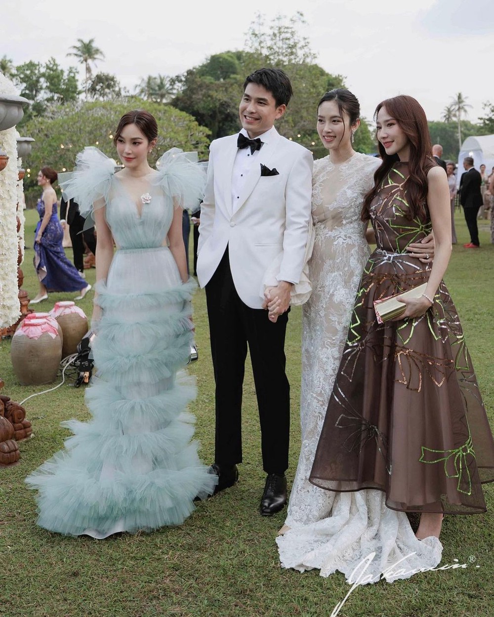 Drama hi hữu ở tiệc cưới Nong Poy: Một nữ diễn viên bị dân tình mỉa mai vì lên đồ “lồng lộn”, lấn át cô dâu - Ảnh 4.