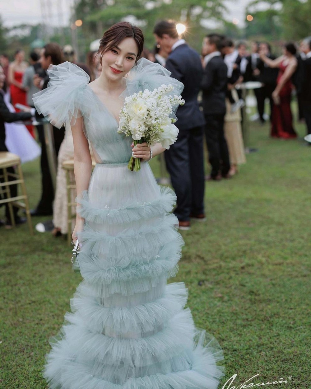 Drama hi hữu ở tiệc cưới Nong Poy: Một nữ diễn viên bị dân tình mỉa mai vì lên đồ “lồng lộn”, lấn át cô dâu - Ảnh 2.