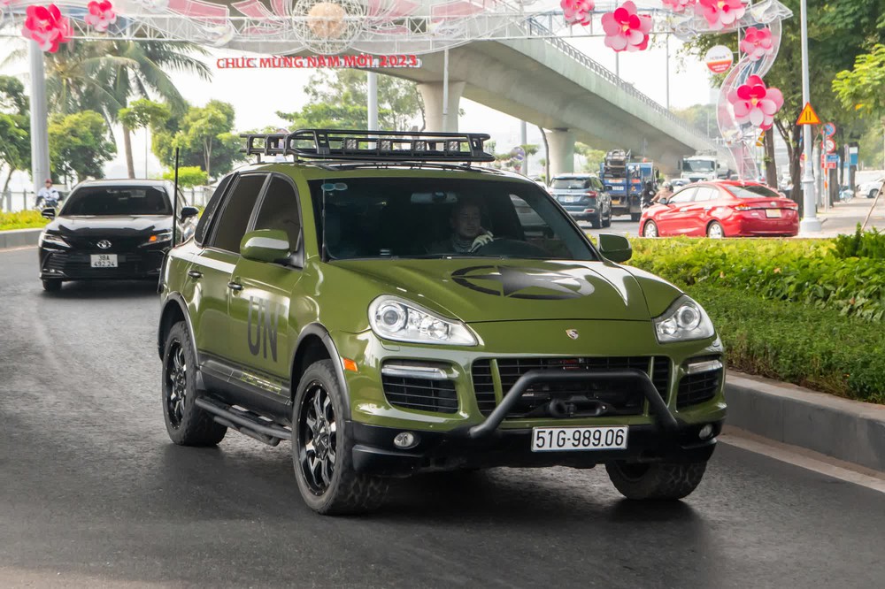 Người có tiền độ xe cũng khác: Ông Đặng Lê Nguyên Vũ mang hẳn Porsche Cayenne đời 2009 đi độ phong cách nhà binh - Ảnh 2.