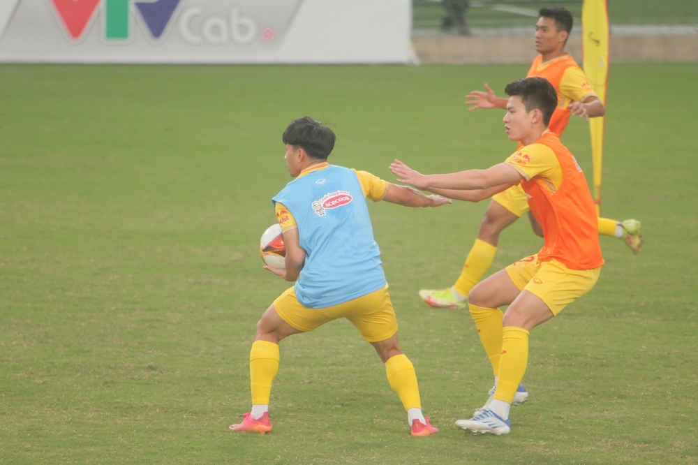 HLV Troussier dạy U23 Việt Nam chơi... bóng ném, nhà vô địch SEA Games dính chấn thương đen đủi - Ảnh 3.