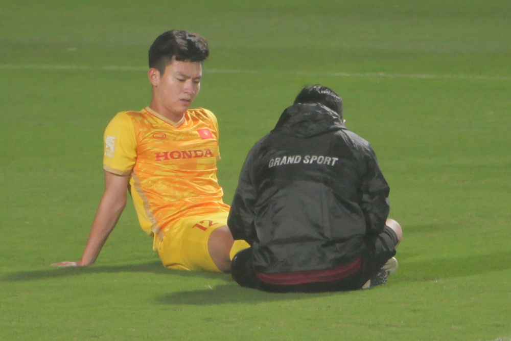 HLV Troussier dạy U23 Việt Nam chơi... bóng ném, nhà vô địch SEA Games dính chấn thương đen đủi - Ảnh 1.