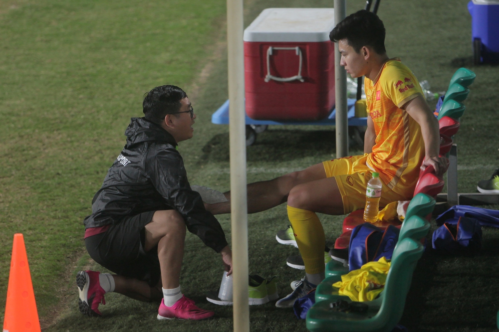 HLV Troussier dạy U23 Việt Nam chơi... bóng ném, nhà vô địch SEA Games dính chấn thương đen đủi - Ảnh 2.