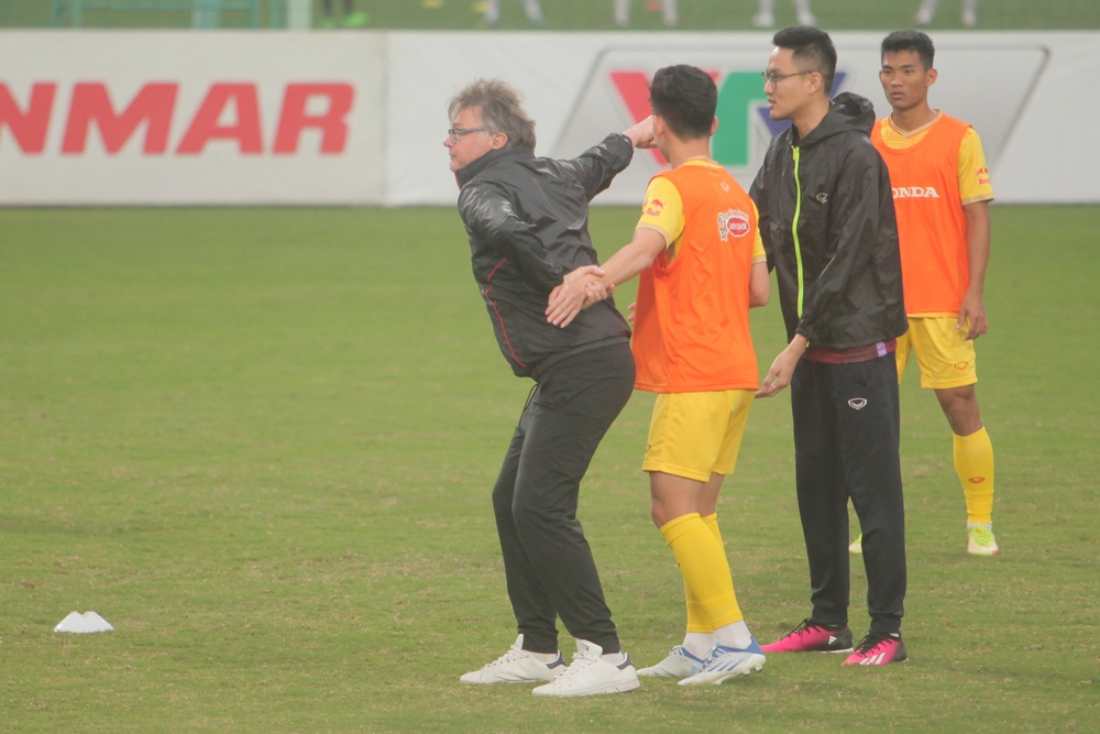 HLV Troussier dạy U23 Việt Nam chơi... bóng ném, nhà vô địch SEA Games dính chấn thương đen đủi - Ảnh 4.