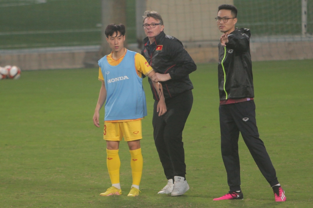 HLV Troussier dạy U23 Việt Nam chơi... bóng ném, nhà vô địch SEA Games dính chấn thương đen đủi - Ảnh 7.