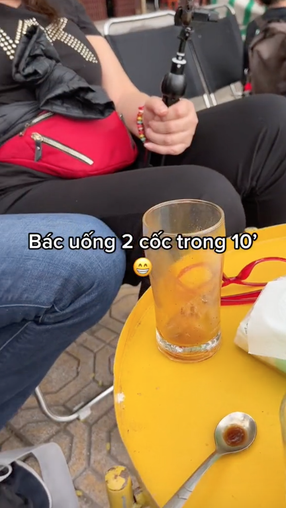 Lần đầu thử cà phê Việt Nam, vị khách Tây uống liền 2 cốc trong 10 phút, còn khẳng định ngon hơn ở nhiều nước khác