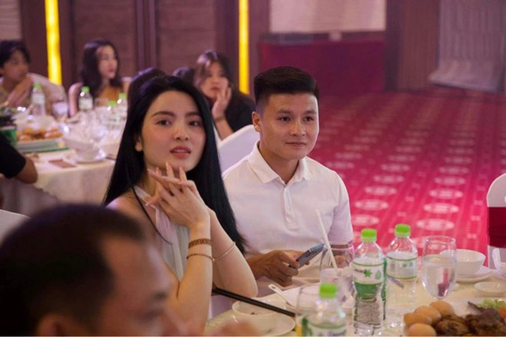 Quang Hải tạo dáng hài hước khi chụp ảnh cùng bạn gái