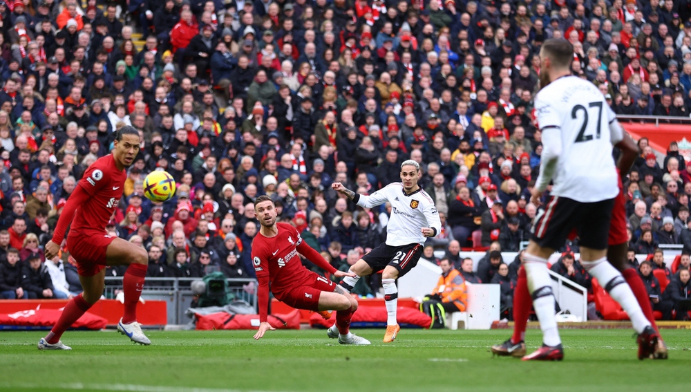 TRỰC TIẾP Liverpool 0 - 0 MU: Đôi công quyết liệt, chờ bàn thắng tới - Ảnh 1.