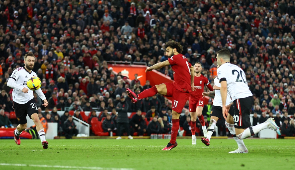 TRỰC TIẾP Liverpool 4 - 0 MU: Chủ hưng phấn, khách vỡ trận - Ảnh 1.