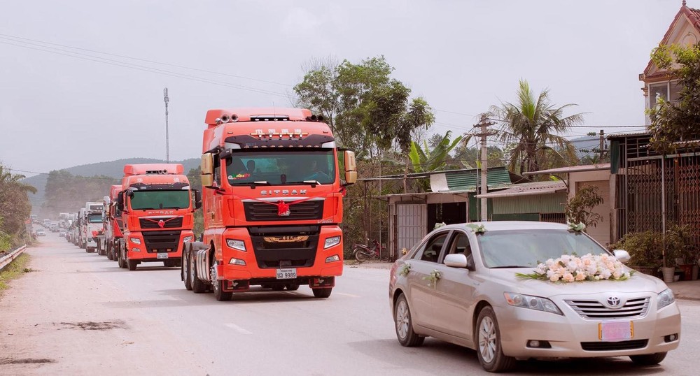 Chú rể Hà Tĩnh chơi lớn rước dâu bằng 20 xe container - Ảnh 6.