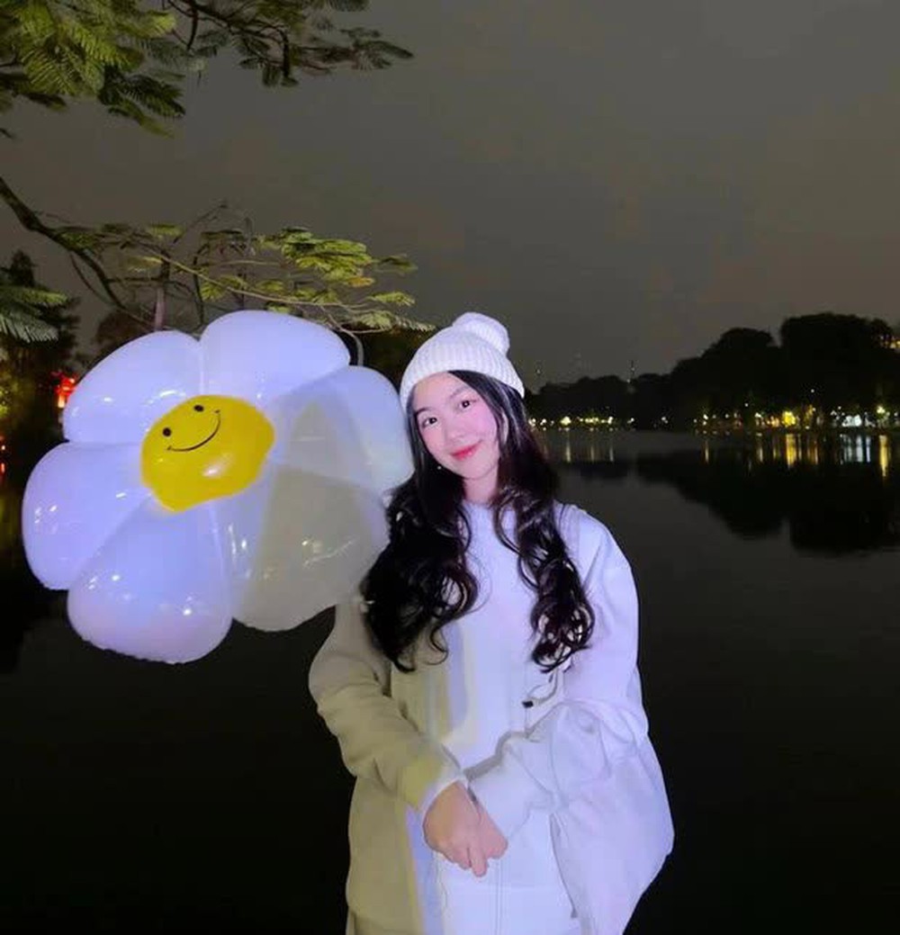 Lọ Lem – ái nữ nhà MC Quyền Linh: 10 giây nhưng nhan sắc vẫn “xém làm tim fan hết chỗ”