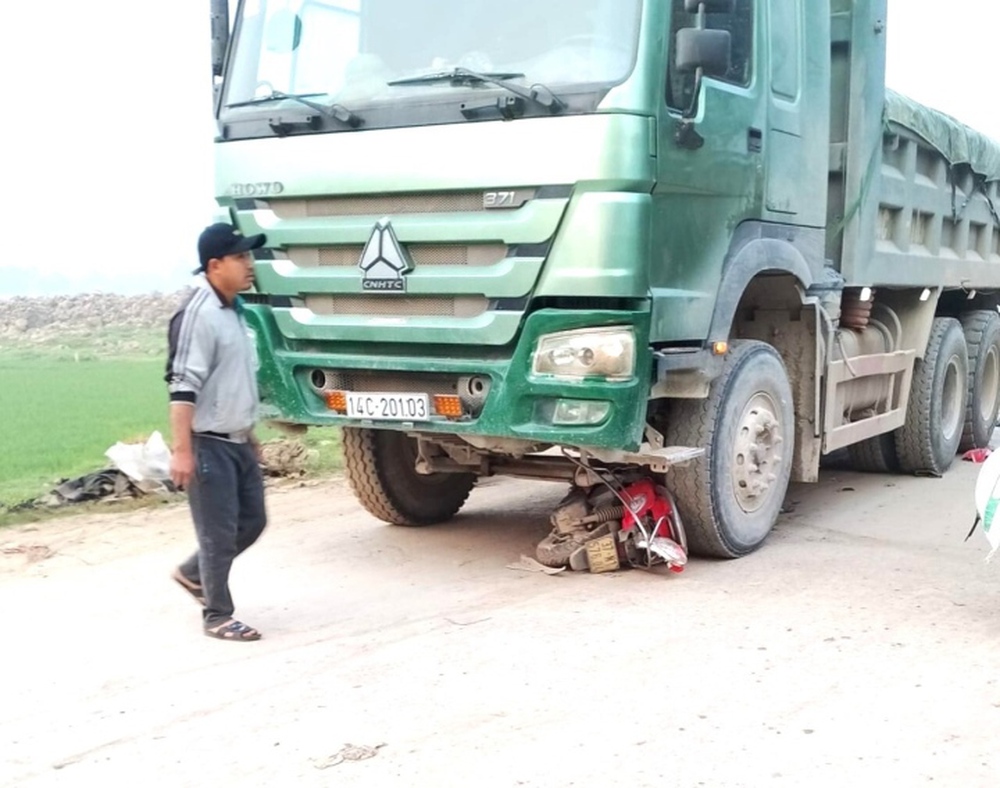 Va chạm với xe tải, mẹ và 2 con nhỏ tử vong