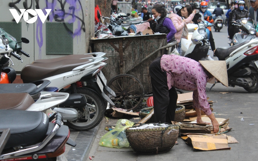 Những phụ nữ vất vả mưu sinh ở Thủ đô không biết đến ngày 8/3 - Ảnh 12.