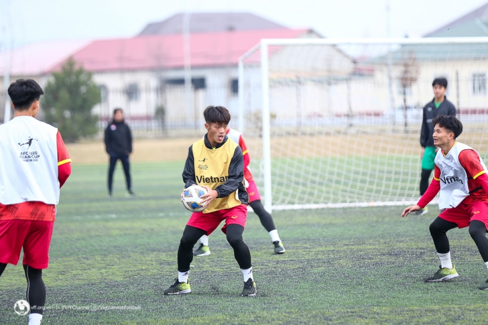 U20 Việt Nam phải đổi giày ở buổi tập cuối trước trận quyết đấu U20 Iran - Ảnh 2.