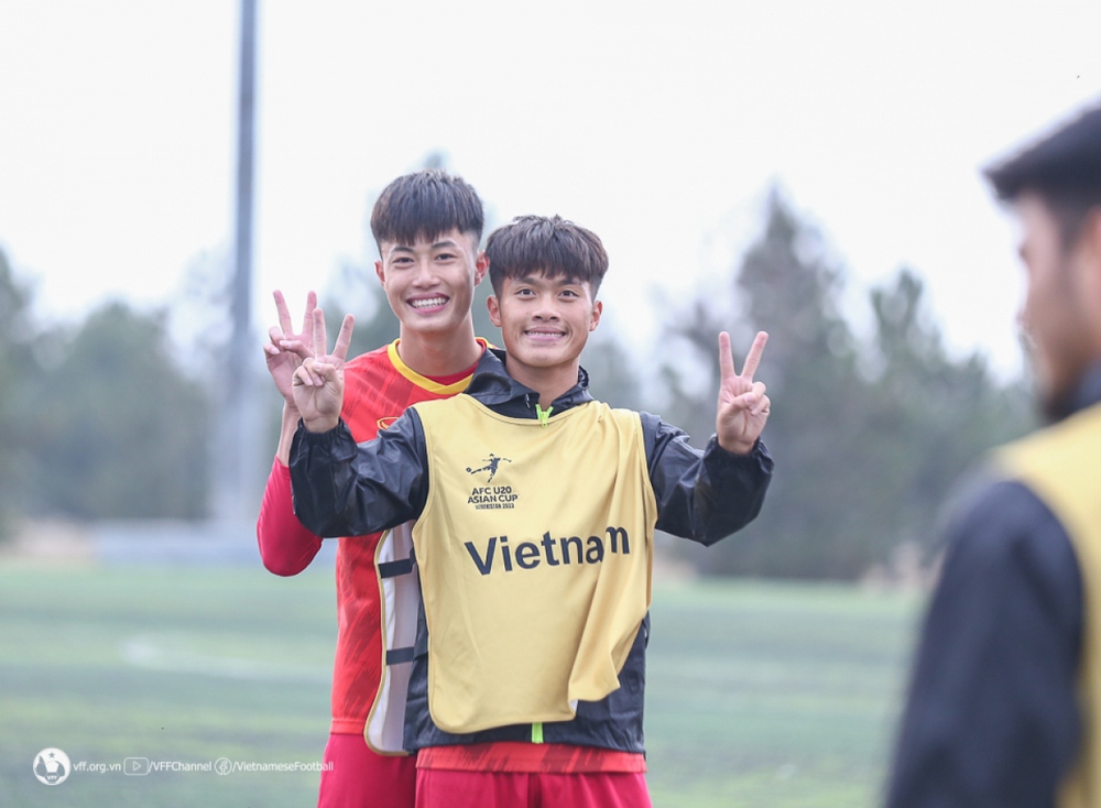 U20 Việt Nam phải đổi giày ở buổi tập cuối trước trận quyết đấu U20 Iran - Ảnh 1.