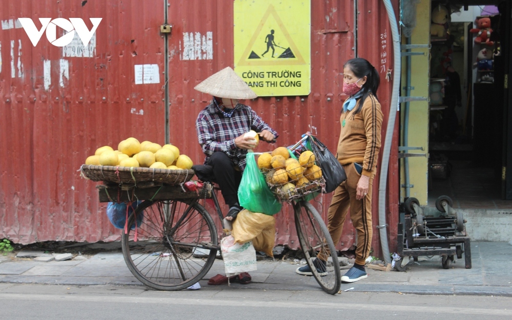 Những phụ nữ vất vả mưu sinh ở Thủ đô không biết đến ngày 8/3 - Ảnh 8.