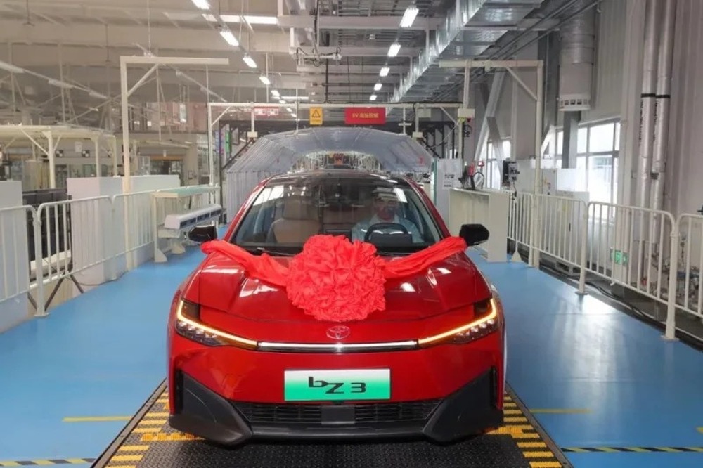 Xuất xưởng sedan điện đầu tiên của Toyota: Made in China, giá quy đổi 650 triệu đồng, không mất tiền sạc - Ảnh 1.