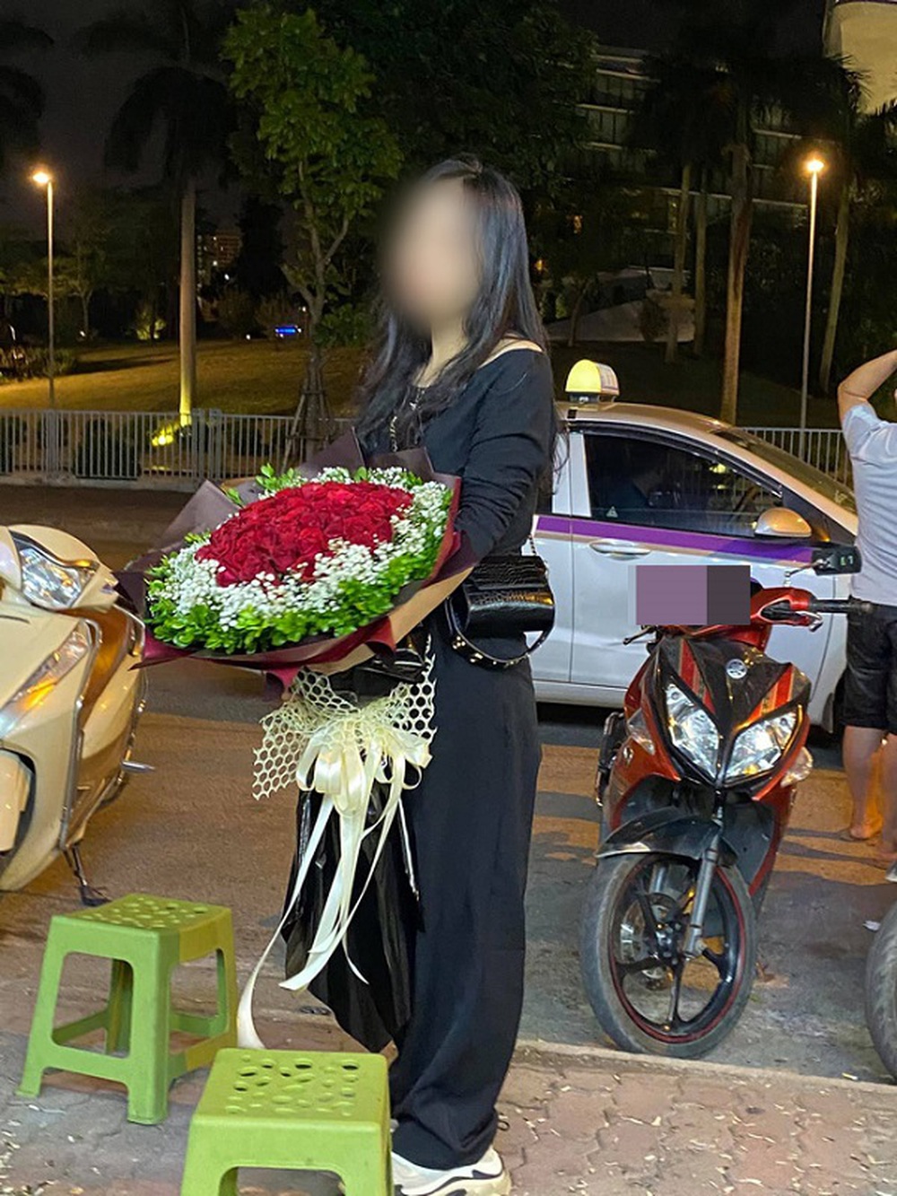 Cầu hôn thất bại, chàng trai vứt nhẫn xuống vỉa hè rồi bỏ đi