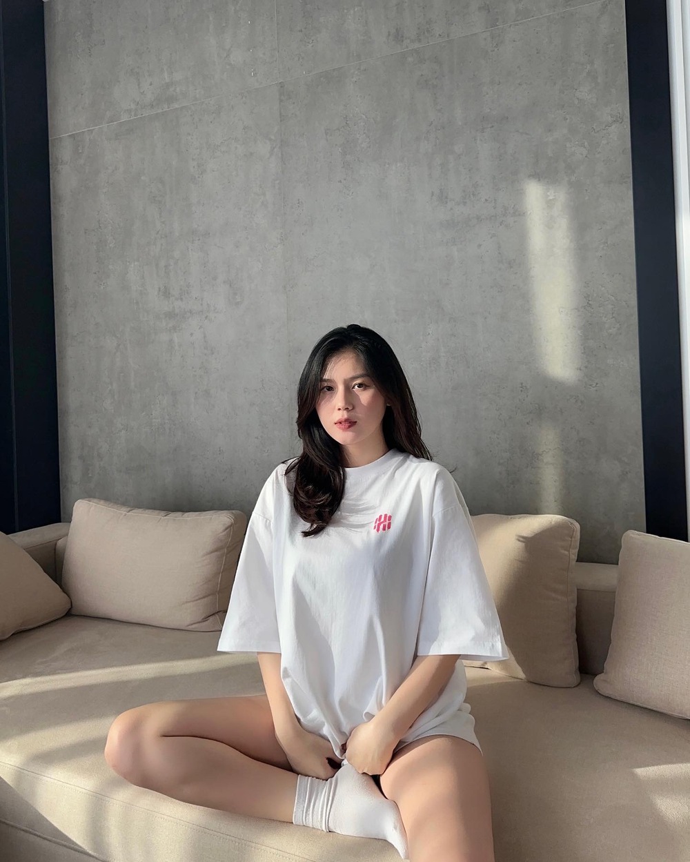 Cô gái đẹp xứ Tuyên làm vợ cầu thủ, sinh con xong nhan sắc càng thăng hạng, chồng đều đặn chuyển khoản dãy số dài