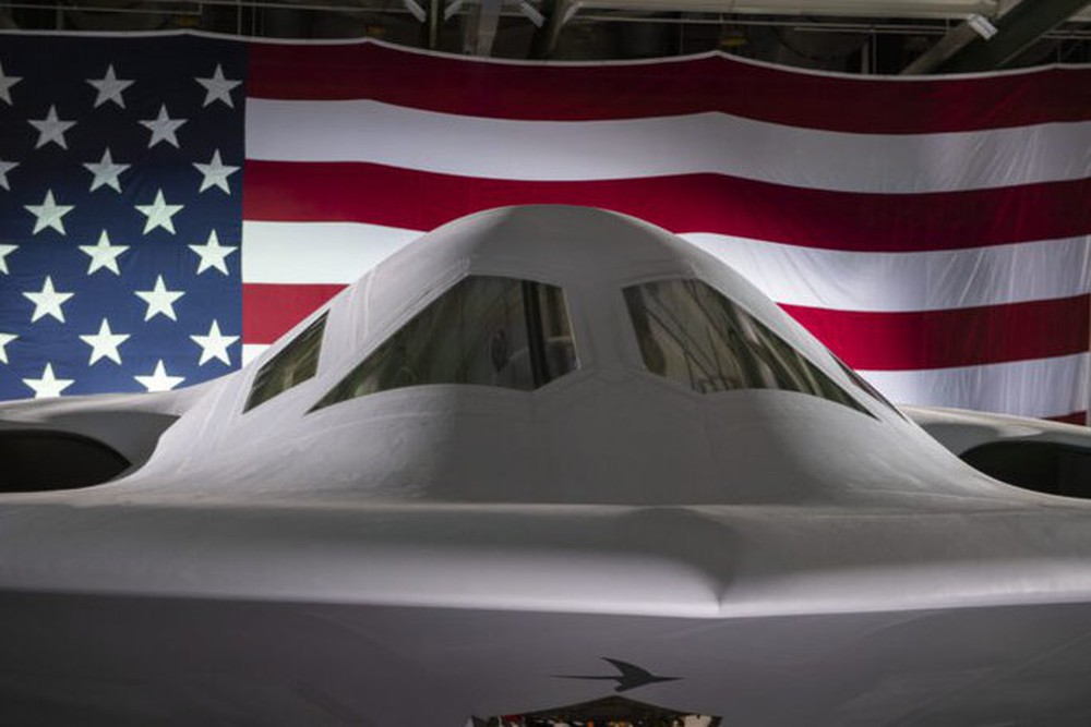 Mỹ tung thêm hình ảnh siêu máy bay tàng hình mới - Ảnh 2.
