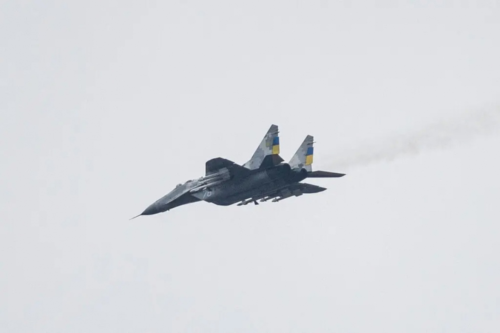 Politico: Lầu Năm Góc tìm cách lắp tên lửa Mỹ lên máy bay Ukraine - Ảnh 1.