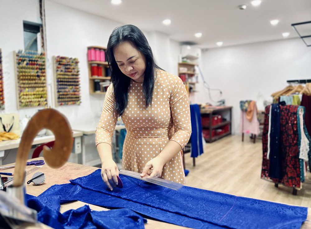 Một năm đi “bán” áo dài 0 đồng của 2 chị em ở TP.HCM: Có người bật khóc vì 60 tuổi mới có được bộ áo dài đầu tiên