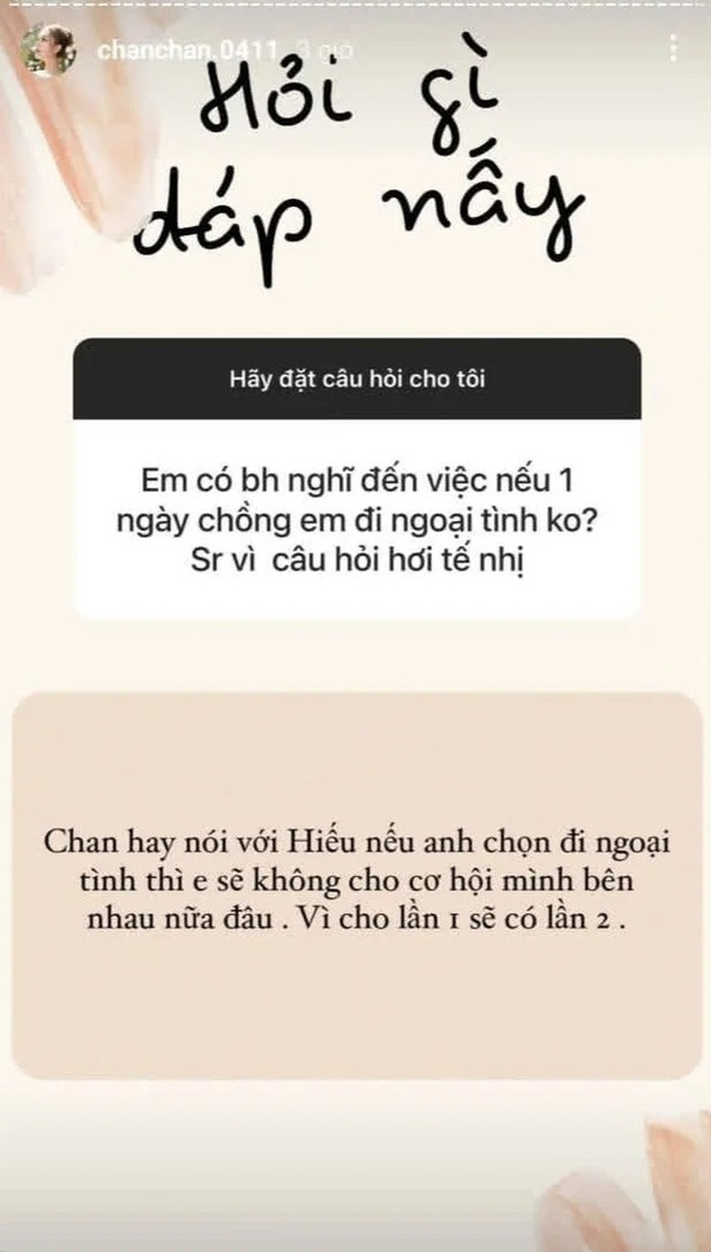 Thái độ của Xoài Non khi bị hỏi chuyện “Xemesis ngoại tình” ngay lúc đang livestream