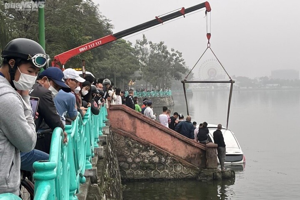 Hà Nội: Nhầm chân ga, người phụ nữ lao thẳng ô tô xuống hồ Tây - Ảnh 2.