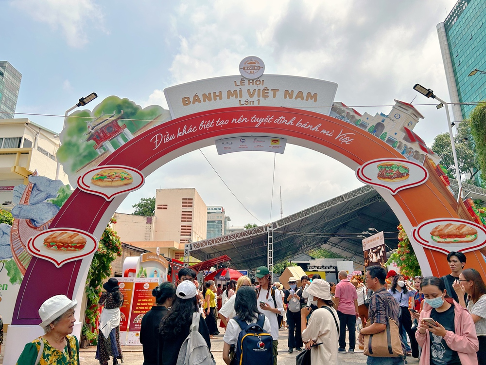 Lễ hội bánh mì Việt Nam khiến nhiều người tranh thủ giờ nghỉ trưa đến tham dự nhưng lại tặc lưỡi vì “giá cao, chưa được thỏa mãn”? - Ảnh 1.
