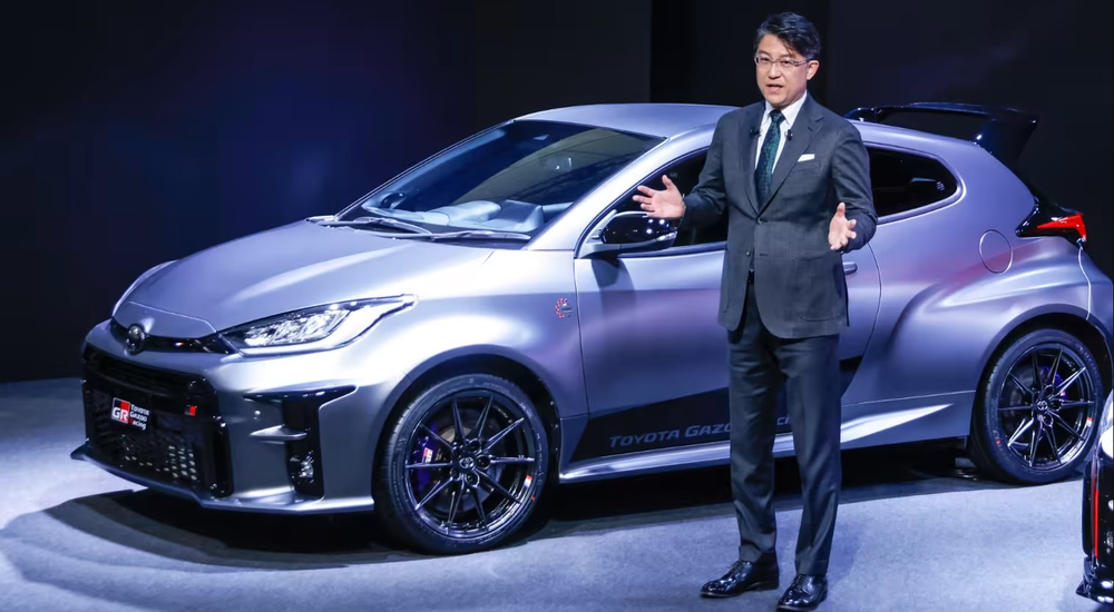 Chuẩn bị lèo lái con thuyền Toyota, CEO mới thề sẽ nghiêm túc với xe điện - Ảnh 1.