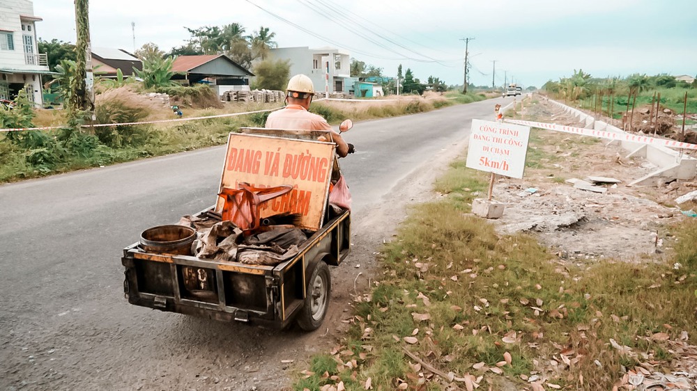 Hơn 10 năm, người đàn ông liệt chân gần tuổi 60 vẫn thầm lặng “chữa lành” mọi nẻo đường