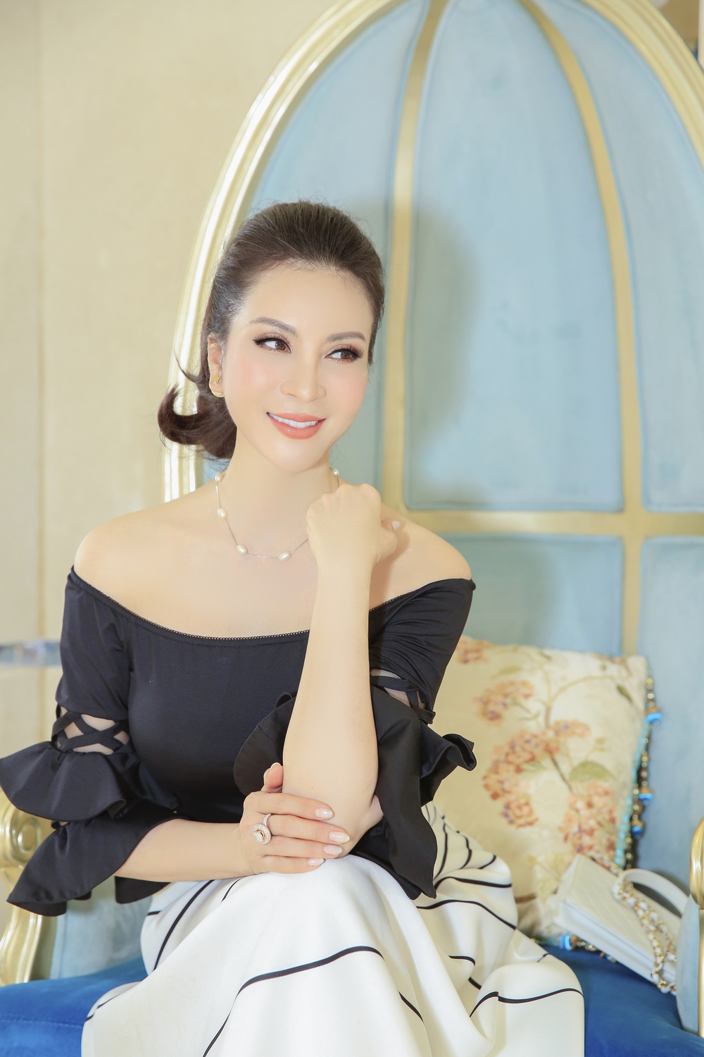 Nữ hoàng ảnh lịch Thanh Mai gợi ý cách phối trang phục đen, trắng trẻ đẹp và thanh lịch - Ảnh 2.