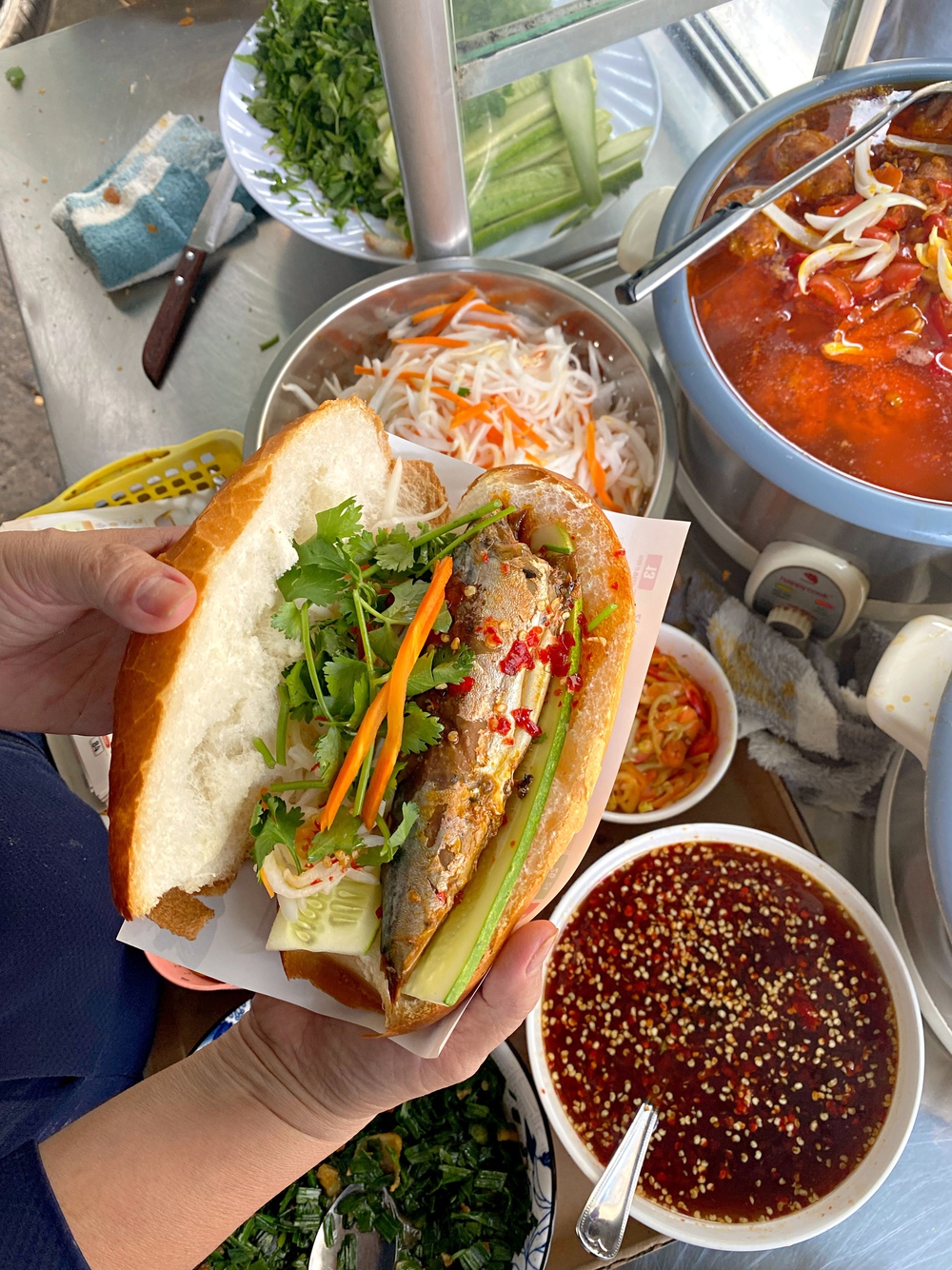 Hàng bánh mì cá nục tự kho của người phụ nữ suốt 30 năm, dù “núp hẻm” nhưng mỗi ngày bán hơn 300 ổ - Ảnh 4.