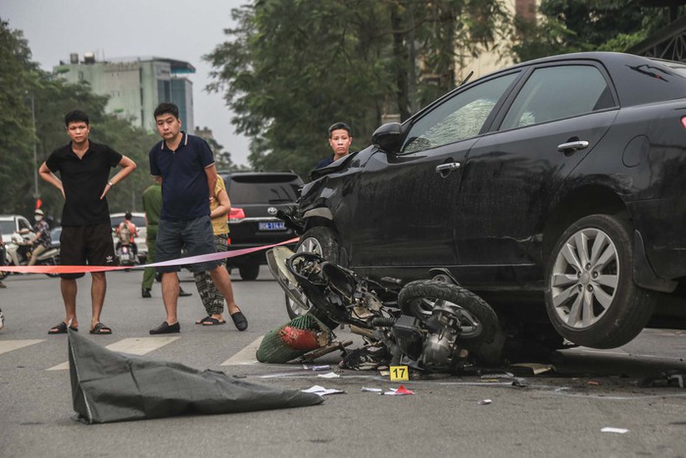 Mẹ nạn nhân nguy kịch trong vụ ô tô tông 17 xe máy: Cảm giác như tôi không còn gì nữa - Ảnh 1.