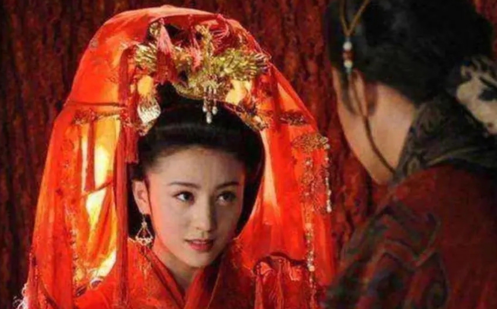 Mỹ nhân kỳ lạ nhất quyết lấy anh lính giữ cổng thành, sinh 8 con thì 4 trai làm hoàng đế, 2 gái làm hoàng hậu