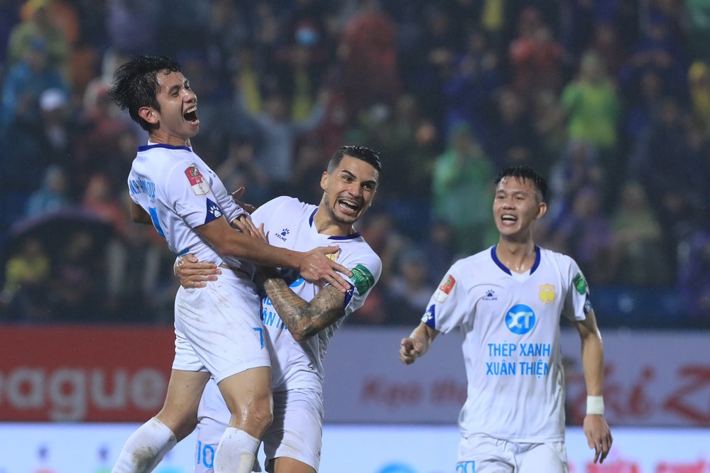 Cựu binh nhà bầu Đức tỏa sáng, đại gia V.League vượt CLB Hà Nội để lên đỉnh BXH - Ảnh 2.