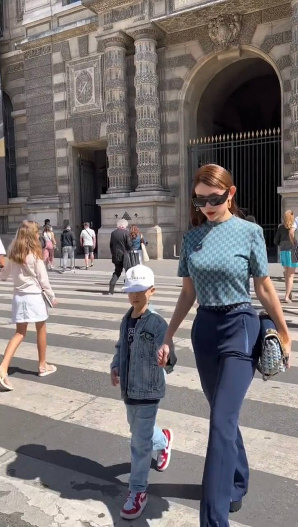 Huyền Baby khoe vóc dáng không mỡ thừa, dắt theo quý tử hóm hỉnh ‘tuyển dâu’