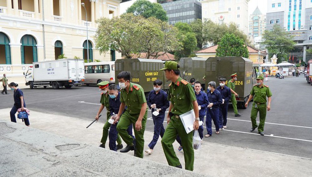 Nguyễn Minh Thành và đồng phạm bị dẫn giải đến tòa - Ảnh 1.